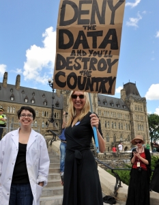 Стотици канадски учени протестират пред Парламента в Отава срещу бюджета за наука, предвиден от Консервативното правителство, на 10 юли.