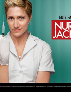 "Сестра Джаки" Nurse Jackie Сестра Джаки е дамският комедиен вариант на доктор Хаус. Пристрастената към медикаменти медицинска сестра, която се опитва да се справи с работата и сложния си личен живот, се оказа един от най-харесваните телевизионни персонажи през последните няколко сезона. Това се отразява добре не само на рейтинга на ситкома на Showtime, но и на актрисата, която изпълнява главната роля - Еди Фалко (Edie Falco). 