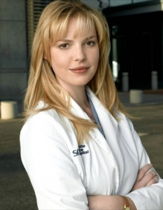 Катрин Хейгъл (Katherine Heigl)Още една холивудска звезда, която стана известна с участието си в лекарски сериал. Очарователната Катрин Хейгъл (Katherine Heigl) бързо се превърна в любимка на феновете на романтичните комедии. Преди да я видим в Knocked Up, The Ugly Truth и Life as We Know It, обаче вече я познавахме като доктор Изи Стивънс (Dr. Izzie Stevens) от Grey