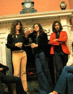 Дуото David Coverdale и Glenn Hughes 
Въпреки че две от ключовите фигури в групата напускат, Jon Lord, Ritchie Blackmore и Ian Paice не се предават, а им намират заместници. С идването на David Coverdale и Glenn Hughes започва нова ера в историята на групата.
С тяхно участие излизат албумите Burn и Stormbringer, които макар да залитат повече към блус звученето, все още имат онзи твърд звук, характерен за Deep Purple, и бързо стават едни от любимите на феновете. David Coverdale пък, който преди присъединяването си е бил никому неизвестен вокалист, се превръща в един от най-великите гласове на рок музиката изобщо.