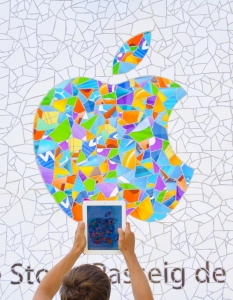 Притежател на iPad фотографира със своя таблет прословутото лого на Apple по време на откриването на най-новия магазин на технологичния гигант в Барселона, Испания на 16 юли.