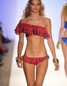 Колекция бански костюми Пролет/Лято 2013 на Lisa Blue, представена в рамките на Mercedes-Benz Swim Fashion Week на 19 юли в Маями, Флорида.
