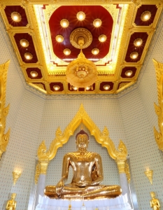 Една от най-високо оценените златни фигури на Буда в света - тежи 5 тона и половина и струва 21,1 милиона долара - в Банкок, Тайланд на 22 юли.