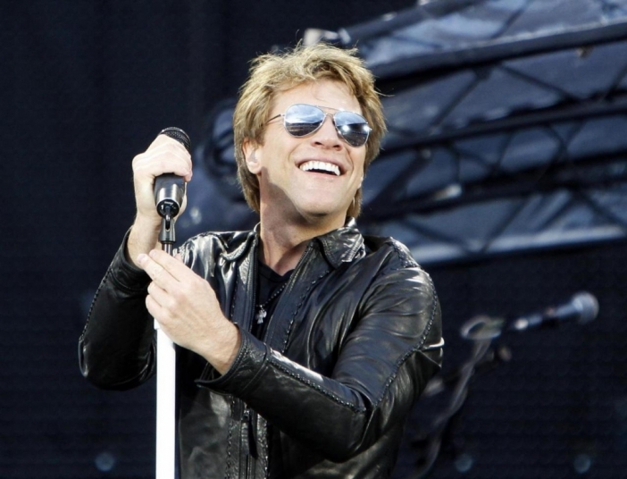За всичките тези години на сцена Jon Bon  Jovi е имал стотици медийни изяви. Някои  кътчета от личността му обаче  и до днес остават малко известни на  феновете. За това с какво се е  занимавал в миналото основателят на рок  бандата Bon Jovi, какво обича  да прави през свободното си време и кои  са нещата, за които съжалява,  ще ви разкажем сега.