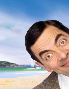 Роуън Аткинсън (Rowan Atkinson)Точно така - става дума за Мистър Бийн (Mr. Bean). Въпреки че отдавна има както кино, така и анимационен вариант, превърналият се в нарицателно комичен персонаж, се появява първо на телевизионния екран и си остава най-известната роля на британския комик Роуън Аткинсън (Rowan Atkinson). 