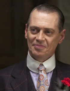 Стив Бушеми (Steve Buscemi)Би било преувеличено, ако кажем, че преди Boardwalk Empire само киноманите знаеха кой е Стив Бушеми (Steve Buscemi), най-малкото, защото той се е появявал и в други хитови сериали като The Sopranos. Ролята на Инок "Нъки" Томпсън (Enoch 