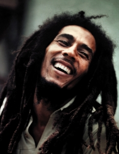 Bob Marley - Could you be loved
Ако има музика, която е едновременно свежа и спокойна, и върви перфектно като музика за път, то това определено е регето. А ако има музикант, който веднага да асоциирате с реге, то това е Боб Марли. Всяка негова песен с типичния си ритъм е подходяща да стане саундтрак на едно спокойно и усмихнато пътуване.
