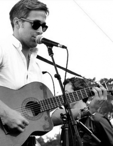 Райън Гослинг (Ryan Gosling)Освен че е един от най-талантливите актьори през последните години, Райън Гослинг (Ryan Gosling) е и сред членовете на инди рок бандата Dead Man