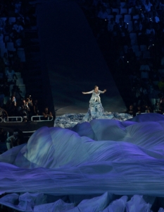 Bjork – Oceania, 2004
Може би най-експерименталната песен, включена в официалната музика към Олимпийски игри, е номинираната за награда Грами, Oceania на Bjork. Песента е странна музикална смесица, типично в необикновения стил на певицата, поднесена с грандиозно шоу. 