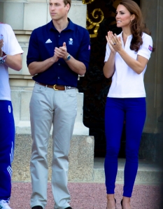 Принц Уилям и Кейт Мидълтън (Kate Middleton) пред Бъкингамския дворец на 26 юли в Лондон, Великобритания.