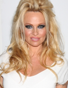 Pamela Anderson пристига на ABC TCA Party Summer 2012 в Beverly Hilton Hotel на 27 юли в Бевърли Хилс, Калифорния.