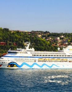 Пътническият кораб AIDA Aura акустира на 28 юли в Истанбул. Плавателният съд е с дължина 203 метра и капацитет 1 300 души.