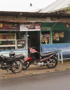 Магазин за хранителни стоки в Gundaling, Brastagi, Индонезия на 29 юли 2012 година.