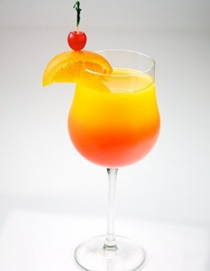 Tequila Sunrise
Tequila Sunrise е коктейл, който може да бъде приготвян по два различни начина. Оригиналната рецепта включва текила, ликьор от касис, сок от лайм и газирана вода. Вторият вариант, който е и по-популярният, се прави от текила, портокалов сок и гренадин. Tequila Sunrise е изобретен от Gene Sulit през 30-те години на миналия век. Коктейлът започва да се сервира за първи път в Arizona Biltmore Hotel във Финикс, където Sulit работи по това време. Името Tequila Sunrise идва от начина, по който изглежда питието , когато бъде сипано в прозрачна стъклена чаша.