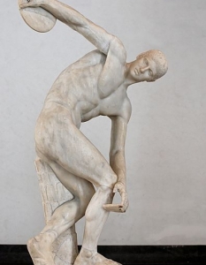 Олимпийските игри от античността – само за голи мъже!
Възникнали в Антична Гърция през VIII пр. н. е., Олимпийските игри по своя замисъл са посветени на бог Зевс и предназначени само за атлети от силния пол. Понятието гимнастика произлиза от гръцката дума gymnos, която означава "гол". Да, по онова време атлетите действително са се състезавали напълно голи.