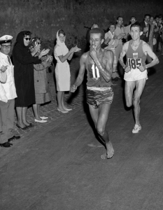Босоногият маратонец  В наши дни производителите на спортни обувки се конкурират не по-малко ожесточено от претендентите за олимпийски медали в създаването на иновативни модели, които да бъдат предпочитани от атлетите – по възможност от тези, които печелят медали. Никоя реклама не би могла да трогне етиопеца Абебе Бикила – първият африканец, спечелил златен медал от Олимпийски игри. Не за друго, а защото той тича бос, когато спечелва титлата в маратона от Игрите в Рим през 1960 г. За справка: дистанцията, която маратонците изминават от старта до финала, е 42.195 км!