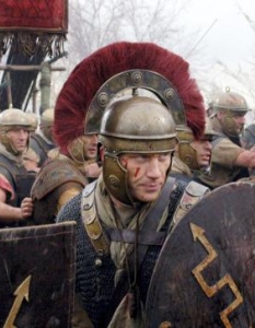 "Рим" (Rome)
Сериалът е съвместна продукция на HBO и BBC. Действието се развива в Римската империя по време на управлението на Юлий Цезар, а по-голямата част от персонажите са реално съществуващи исторически личности. Главните роли в Rome са поверени на Кевин Маккид (Kevin McKidd) и Рей Стивънсън (Ray Stevenson). 