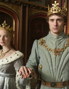 The White Queen (Бялата кралица)
The White Queen е сериал на BBC One, базиран на едноименния роман на Филипа Грегъри (Philippa Gregory). Сюжетът му проследява един от най-интересните периоди в английската история - Войната на розите между родовете Йорк и Ланкастър през петнадесети век. Главните роли са поверени Ребека Фергюсън (Rebecca Ferguson) и Макс Айрънс (Max Irons).