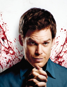 Dexter (Декстър)Декстър  не е единственият симпатичен сериен убиец, но определено успя да внесе  разнообразие в света на сериалите и да си спечели огромен брой фенове.  Поредицата на Showtime е вдъхновена от книгата на Джеф Линдзи (Jeff  Lindsay) - Darkly Dreaming Dexter, която се превръща в основа на първи  сезон на сериала. 
По-късните сезони на Dexter не ползват литературна основа, но пък  харизматичният персонаж, изпълняван от Майкъл Хол (Michael C. Hall),  остава непроменен. 