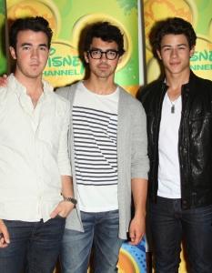 Jonas Brothers
 
Jonas Brothers е американска момчешка банда, сформирана през 2005 година. Оригиналният състав на групата включва тримата братя Кевин Джонас, Джо Джонас и Ник Джонас, които набират популярност след участието си във филма на Дисни — Camp Rock, а през 2010 и в продължението му, Camp Rock 2: The Final Jam.
Към 2012 г. групата има четири издадени албума: It