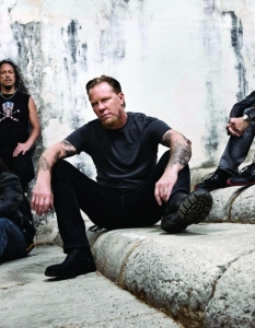 Metallica – Turn The Page
Песента е пример за онези случаи, в които и оригиналът, и кавърът, са толкова добри, че публиката не може да реши кое изпълнение харесва повече. Оригиналното изпълнение на Turn The Page е на Bob Seger, датира от 1973 г. и до днес е емблематично за класическия рок. През 1998 г.  Metallica му правят кавър, който ги изстрелва на върха на Billboard Hot Mainstream Rock Tracks чарта и ги задържа там в продължение на 11 седмици.
