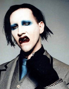 Marilyn Manson – Tainted Love
Оригиналът на песента е издаден през 1965 г. в изпълнение на Глория Джоунс и се разминава с успеха, докато четвърт век по-късно не излиза неговата първа кавър версия, с която Soft Cell оглавяват британския чарт за сингли. В изпълнение на Мерилин Менсън (Marilyn Manson) парчето влезе в саундтрака на Not Another Teen Movie през 2001 г. Tainted Love оглави класациите в Обединеното кралство през 2002 г. и получи номинация за награда Kerrang! в категория най-добър сингъл. 