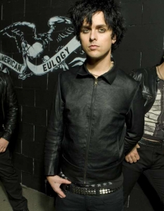 Green Day – Working Class Hero
Джон Ленън (John Lennon) написва песента и я включва в дебютния си солов албум John Lennon/Plastic Ono Band. Излишно е да казваме, че албумът, както и песента, са приети с любов от феновете на Ленън. През 2007 г. Green Day направиха кавър на парчето и го възродиха, като го вкараха в чартовете отново.
