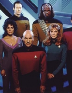 "Стар Трек" (Star Trek)Всъщност тук спокойно бихме могли да включим три сериала - оригиналния Star Trek и Star Trek: The Next Generation, създадени от  Джин Родънбъри (Gene Roddenberry), и Star Trek: Enterprise, зад който стоят Рик Бърман (Rick Berman) и Бранън Брага (Brannon Braga). Бърман е сценарист и на пълнометражния филм, вдъхновен от поредицата Star Trek: First Contact.