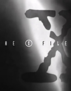 "Досиетата Х" (The X Files)Хитовият сериал на Fox The X Files е създаден от сценариста Крис Картър (Chris Carter), а успехът му се дължи колкото на съчетанието мистика и наука, толкова и на факта, че главните роли са поверени на Дейвид Духовни (David Duchovny) и Джилиън Андерсън (Gillian Anderson). Освен сериала, Картър създава и два пълнометражни филма със същите основни персонажи като телевизионната поредица - The X-Files: Fight the Future и The X-Files: I Want to Believe.