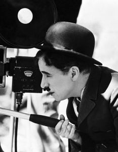 Чарли Чаплин (Charlie Chaplin)Гениалният комик е не само режисьор, но и сценарист на повечето си филми, превърналите се в безспорни класики The Kid, The Gold Rush, City Lights, Modern Times и The Great Dictator. 