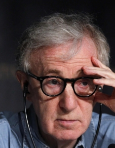 Уди Алън (Woody Allen)Всъщност Уди Алън е от актьорите, които са по-известни с режисьорската си работа. А това, което вероятно не знаете, е, че най-много отличия му е донесла работата му като сценарист. Сред успешните режисьорски проекти, каквито са по-голямата част от филмите му, са отличеният с Оскар за режисура Annie Hall, Manhattan, Crimes and Misdemeanors, Match Point и Midnight in Paris. 