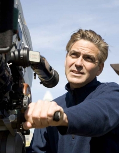 Джордж Клуни (George Clooney)Клуни има малко режисьорски проекти зад гърба си, но пък поне два от тях определено биха могли да се считат за успешни. Историческата драма Good Night, and Good Luck, която има шест номинации за Оскар (включително и за режисура), и The Ides of March.