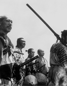 Акира Куросава и Тоширо Мифуне
Един от най-изключителните тандеми безспорно е този на Акира Куросава (Akira Kurosawa) и Тоширо Мифуне (Toshiro Mifune), като двамата имат рекордните 16 филма заедно. 
Вдъхновители на модерното японско кино със самурайски класики като Throne of Blood, Rashomon и, естествено, Seven Samurai, двамата имат брилянтни опити и в криминалния жанр, сред които чудесни примери са High and Low и Stray Dog.