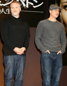 Дейвид Финчър и Брад Пит
 В началото на кариерата си Брад Пит (Brad Pitt) е сочен за поредния секси актьор, който пробива само заради привлекателната си външност. Противно на очакванията, участвайки в бруталния трилър на Дейвид Финчър (David Fincher) – Seven (Седем), той започва да си изгражда име на сериозен актьор. 
Дуото работи отново по брилянтния Fight Club (Боен клуб) и The Curious Case of Benjamin Button, чиито мрачни тонове прилягат идеално на играта на Пит. Макар двамата да се справят страхотно в самостоятелните си кариери, феновете им със сигурност очакват нов шедьовър колкото се може по-скоро.