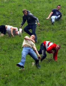 9. Cheese Rolling – Англия
Обичаят се провежда ежегодно на Cooper