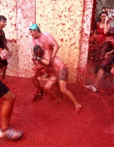 8. La Tomatina – Испания   La Tomatina е фестивал, провеждан във валенсианския град Буньол, в който участниците хвърлят домати един по друг. Обичаят е станал международно известен и вече е културен феномен.  Все още не е ясно как точно е започнала традицията, но хора от цял свят се стичат в Испания, за да станат част от хаотичното мятане на зеленчука.