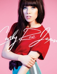 Carly Rae Jepsen – Kiss 
Съвсем наскоро Карли Рей Джепсън (Carly Rae Jepsen) обяви името на предстоящия си втори студиен албум. Kiss трябва да излезе на пазара на 18 септември, а досега от него има пуснати три официални сингъла, последният от които – Good Time, излезе на 26 юни.