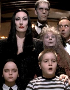 The Addams Family (Семейство Адамс)
Още един филм, базиран на изключително успешен сериал. The Addams Family е режисиран от Бари Зоненфелд, който стои зад създаването и на други хитови заглавия като Men in Black (Мъже в черно) и Wild Wild West (Този див, див Запад). 
Сред актьорите, на които са поверени ролите на добре познатите ни ексцентрични персонажи, са Анджелика Хюстън и Кристина Ричи.