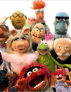 The Muppet ShowThe Muppet Show е малко нетрадиционен spin-off, като голяма част от персонажите се появяват за първи път в детското шоу Sesame Street. Създателят на мъпетите Джим Хенсън (Jim Henson) започва да ги използва първо в Sesame Street, а впоследствие се отделят в самостоятелно шоу. От своя страна, The Muppet Show има няколко spin-off продължения - мъпетите успяват да завладеят големия екран и освен това се появяват няколко телевизионни филма с тях. 