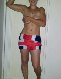 Хиляди британци подкрепиха принц Хари с голи фотоси във Facebook (Снимки) - 9