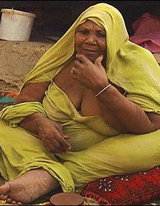 5. Колкото по-дебела булка, толкова по-добре - МавританияДокато на Запад диетите преди сватбата са традиция, то в Мавритания диетите преди сватбата включват калории, около 10 пъти по-високи от тези, които трябва да приема една средностатистическа жена. За тази цел момичетата на възраст от 5 до 15 години се изпращат в "дебеларници", за да могат за сватбата си да са възможно най-дебели, което ще ги направи и привлекателни. Смята се, че всеки мъж в тази част на света трябва да има дебела съпруга, защото това е доказателство, че мъжът е достатъчно богат, за да я задоволява и да се грижи добре за нея.