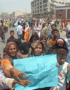 Жителите на Liyari блокират пътя Maripur в протестна демонстрация на 30 август 2012 г. в Карачи, Пакистан.