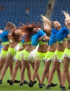 Членовете на Dance Team Днепър танцуват по време на футболния мач от Висшата лига между ФК Днепър и ФК Волин на 26 август 2012 г. в Днепропетровск, Украйна.