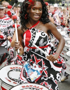 Изпълнители участват във втория ден на Notting Hill Carnival -  най-големият в Европа, на 27 август 2012 г. в Лондон, Великобритания.  Карнавалът се провежда ежегодно в рамките на два дни през август.