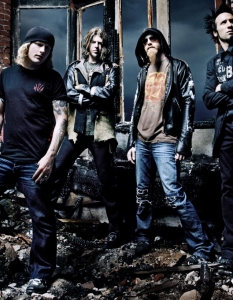 Stone Sour
Страничният проект на вокалиста на Slipknot – Кори Тейлър, придоби голяма популярност в последните години, макар  да е далеч от фурора, който предизвиква основната му група. Залагайки на доста по-лек стил, групата на Тейлър балансира между тежки парчета, подходящи за здрав хедбенг и изключителни балади. 
На живо пък групата, както се убедихме през 2010 г., е с невероятно силно присъствие, а фронтменът на Stone Sour неслучайно е сочен за един от най-добрите в своя бранш за последното десетилетие.