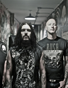 Machine Head
Machine Head, подобно на In Flames, са от по-старото поколение групи, формирали се през 90-те години. Въпреки това последният им албум - Unto the Locust, издига бандата на едно по-високо ниво, с брилянтни епични композиции, съчетани с уникалните рифове и текстове на фронтмена и китариста Роб Флин. 
Макар да бяха зациклили в периода 2000-2005 г., от 2006 г. групата върви все нагоре и неслучайно с последните си два албума става една от най-желаните за концертни участия метъл банди както в САЩ, така и в Европа.