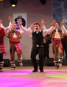 Концерт "Танците на Иван Донев" на Фолклорен танцов театър "Найден Киров", със специалното участие на Камен Донев (в средата).
 