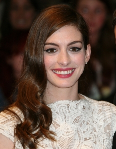 Anne Hathaway
Повечето от нас познават родената в Brooklyn Ан Хатауей като принцесата от The Princess Diaries. За да стигне до ролята на жената-котка, която е последната й по-голяма роля, на Хатауей се е наложило също да направи някои съдбовни избори. Въпреки че твърди, че обожава да учи, актрисата напуска колежа заради ролята си в "Дяволът носи Прада". След като става известна, тя осъзнава колко безполезно е да продължи следването си и така и не се завръща към образованието си.