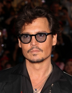 Johnny Depp
Очарователният Джони Деп има доста интересна съдба – на 13 години участва като китарист в музикална банда на име The Flame, но решава, че е глупаво да зареже училището заради музиката и впоследствие го зарязва заради... киното. По-интересното – записва се във филмова академия, която напуска, за да се съсредоточи върху актьорството. Явно не са могли да го научат на нищо, но е очевидно, че се е справил доста добре с усвояването на материята.