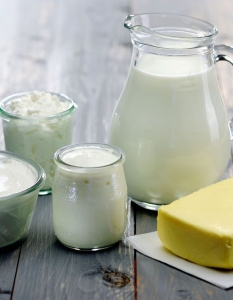 Млечни продукти 
Неорганичното мляко и млечни продукти могат да съдържат следи от пестициди, а тъй като млякото е основна храна за децата, това е причина за безпокойство. В млечните ферми също хранят животните с фуражи, които са получени от култури, отглеждани без химически торове и пестициди. Хормонът за растеж и тук е забранен, както и антибиотиците, които могат да попаднат в млякото. Всичко това допринася както за здравето на хората, така и за опазване на околната среда.